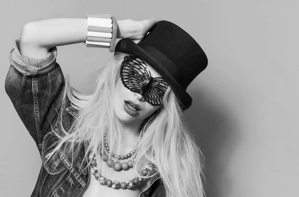 Красива поп-дівчина в капелюсі і металевих пластикових окулярах монохромна — стокове фото