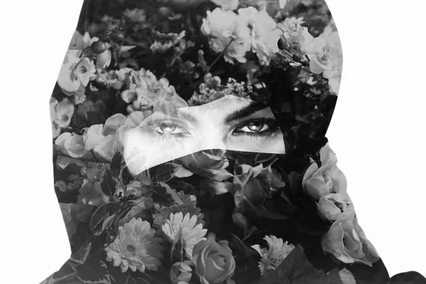 Монохромне подвійне експонування дівчини в бурці та квітах — стокове фото