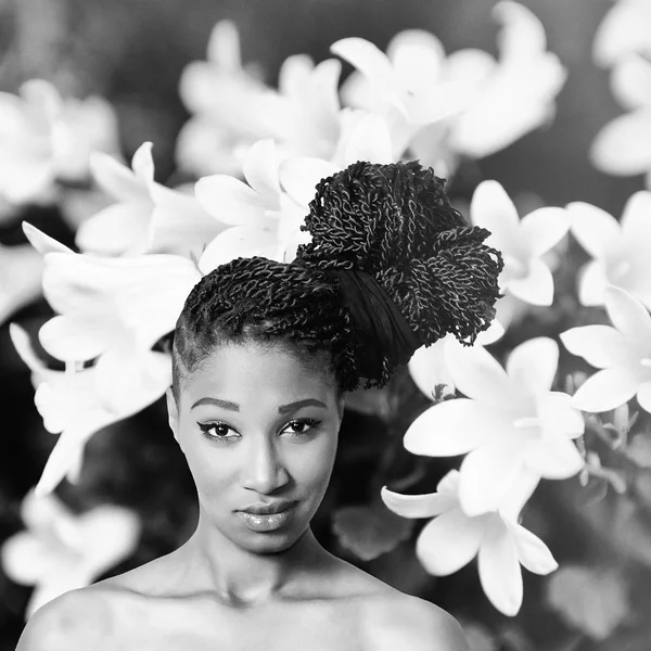 Precioso retrato monocromo chica con trenzas y hermosas flores blancas — Foto de Stock