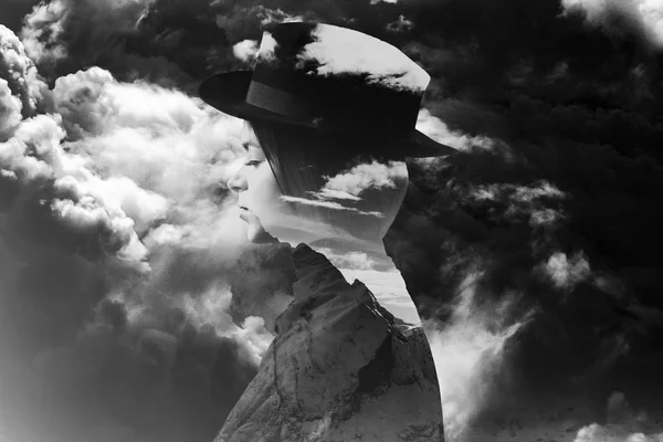 Monokrom mångfaldig exponering av flickan bär hatt, bergen och stormiga molnlandskap — Stockfoto