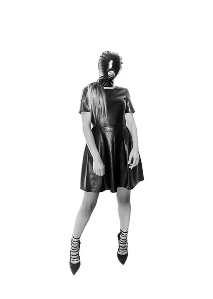 Žena černobílý portrét kožené šaty a sadomasochista maskou — Stock fotografie