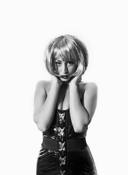 Серьезный поп-девушка монохромный портрет в латексном платье и парике — стоковое фото