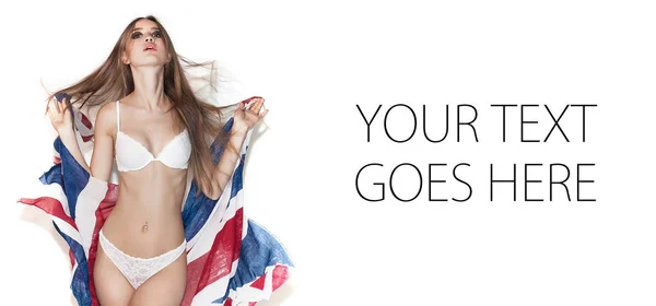Красивый портрет девушки в нижнем белье и держа флаг Англии, карточка — стоковое фото