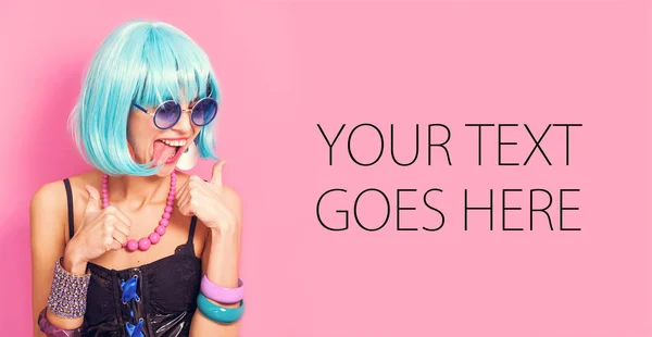 Menina alegre e engraçado vestindo peruca com polegares para cima, cartão — Fotografia de Stock