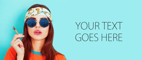 Hippie meisje rokende onkruid en dragen zonnebril, kaart — Stockfoto