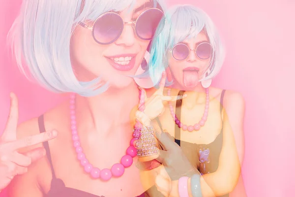 Doppelbelichtung von seltsamen und lustigen Pop-Girl-Porträt machen v Zeichen — Stockfoto