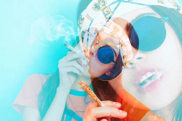 Dupla exposição de menina hippie fumando erva daninha e usando óculos de sol — Fotografia de Stock