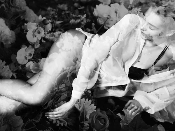 Монохромне подвійне експонування прекрасного портрета дівчини, що лежить і квіти — стокове фото