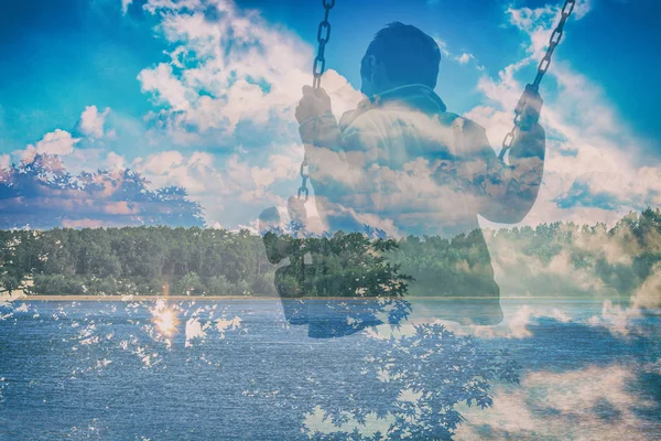 Multiexponering killen på swing och lakescape med molnlandskap och blad — Stockfoto
