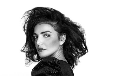 Muhteşem bir kadın tek renkli dikey, dağınık saç giyen pullu elbise