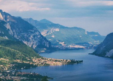 Güzel Como Gölü ve İtalya'nın Civenna kentindeki görülen kıyı şeridi