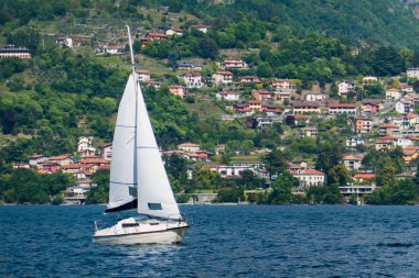 Yelkende kıyısından Lake Como, İtalya