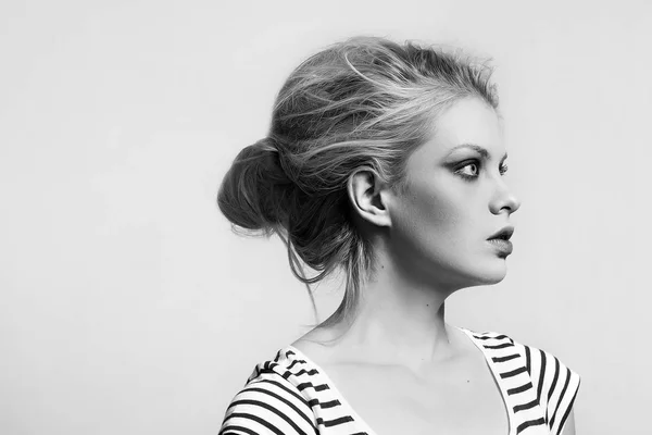 Blonde girl profile portrait with beautiful smokey eyes looking aside, monochrome — Stock Photo, Image