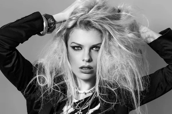 Boêmio bela menina monocromático retrato com cabelo bagunçado — Fotografia de Stock