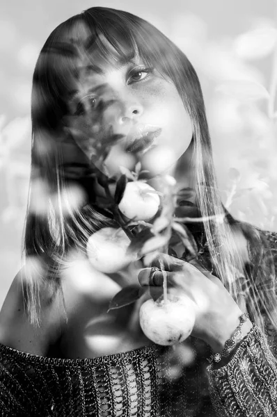 Fekete-fehér dupla expozíció gyümölcs és gyönyörű lány portréja — Stock Fotó