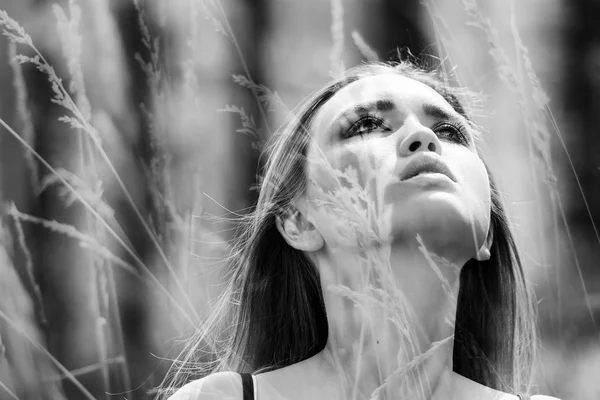 Doppia esposizione monocromatica di bella ragazza guardando in alto e campo — Foto Stock