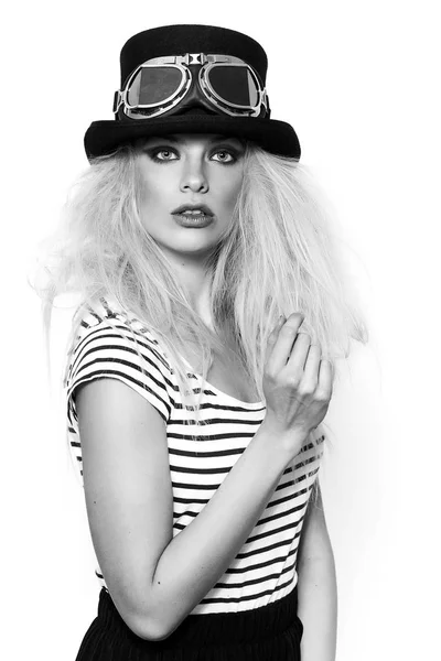 Hezká blondýnka dívka, která nosí klobouk a zvláštní brýle, černobílá — Stock fotografie