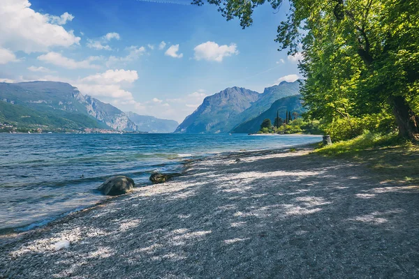 Hermosa vista del Lago de Como, Italia, con playa de piedra —  Fotos de Stock