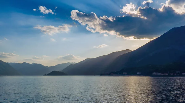 Frumos lakescape și peisaj noros pe Lacul Como, Italia — Fotografie, imagine de stoc
