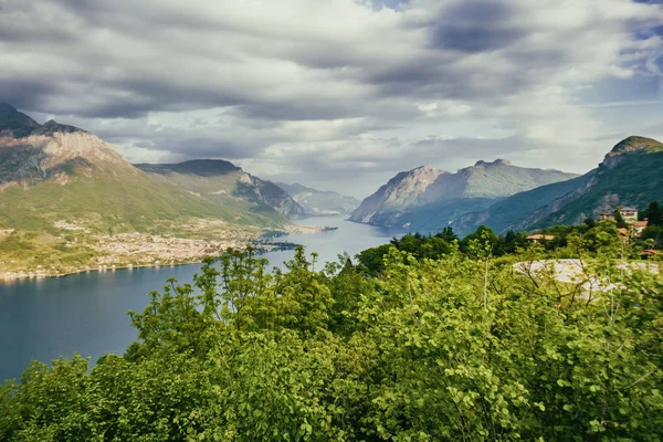 Vackra lakescape och molnlandskap sett från Civenna, Italien — Stockfoto
