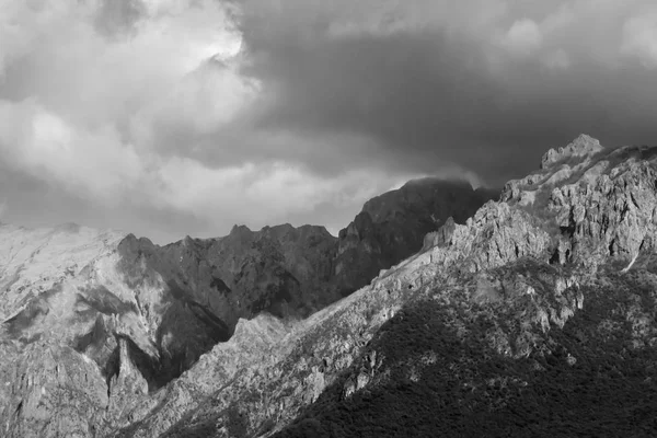 Černá a bílá pohořím s bouřlivých mračen poblíž Como, Itálie — Stock fotografie