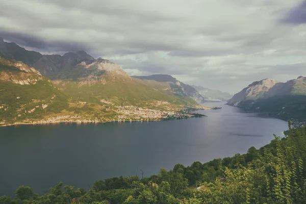 Lago de Como y cielo nublado visto desde Civenna, Italia —  Fotos de Stock