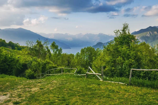 Het Comomeer glimp en prachtige landschap gezien vanuit Civenna, Italië — Stockfoto