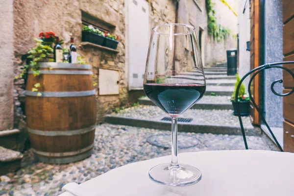 Red wine glass on italian restaurant table — Stock Photo, Image