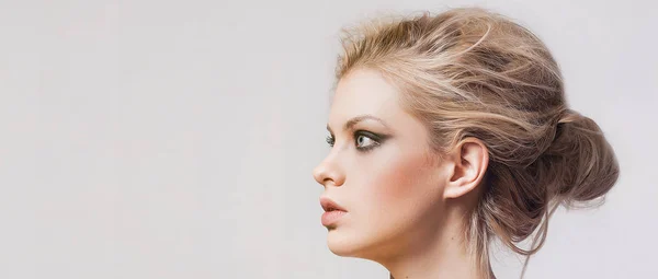 Blonde girl profile portrait with beautiful smokey eyes looking aside, letterbox — Stock Photo, Image