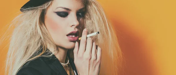 Boho krásná dívka portrét na sobě klobouk a kouření cigaret, letterbox — Stock fotografie