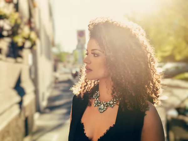 Prachtige vrouw portret in de stad tijdens het gouden uur — Stockfoto