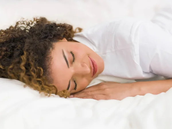 Pretty woman portrait smiling while sleeping soundly — Stock Photo, Image