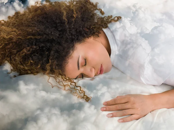 Dubbele blootstelling van mooie vrouw slapen degelijk en cloudsca — Stockfoto