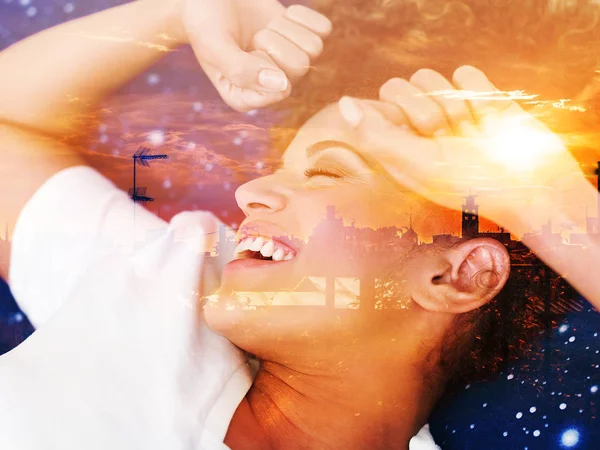 Doble exposición de la mujer feliz en el horizonte de la mañana y la ciudad — Foto de Stock