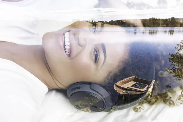 Dupla exposição de mulher sorridente ouvindo música e relaxante — Fotografia de Stock