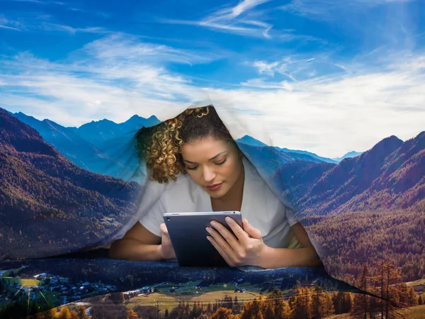 Doppia esposizione della donna utilizzando tablet e splendido paesaggio montano — Foto Stock