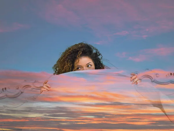 Doppia esposizione di donna con sguardo mascalzone nascondersi dietro colorato — Foto Stock