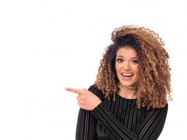 İşaret muhteşem kıvırcık saçlı güzel kadın portre böylece