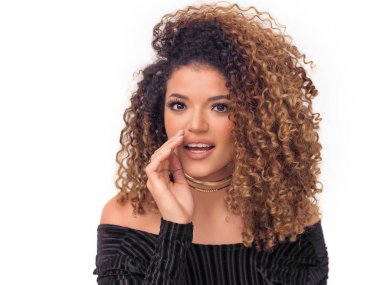 Birilerini arayıp muhteşem kıvırcık saçlı güzel kadın