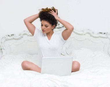 Güzel kız portre oturan laptop ve ha düzenlenmesi