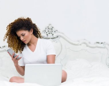 Sabahleyin yatakta oturmuş ve smartph arıyorum güzel kız