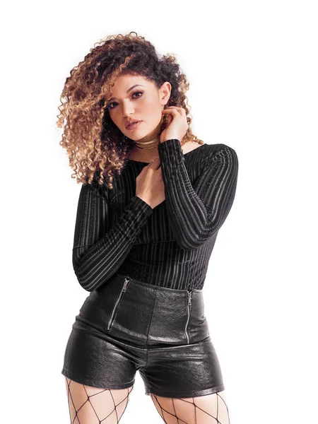 Vacker kvinna stående poserar iklädd svart tröja och — Stockfoto