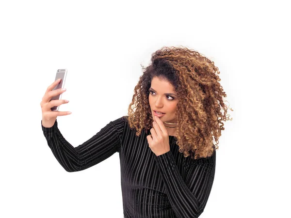 Bella donna con splendidi capelli ricci prendendo selfie — Foto Stock