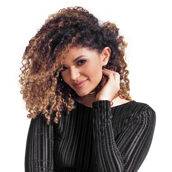 Retrato de mujer con hermoso cabello rizado mirando y sonriendo — Foto de Stock