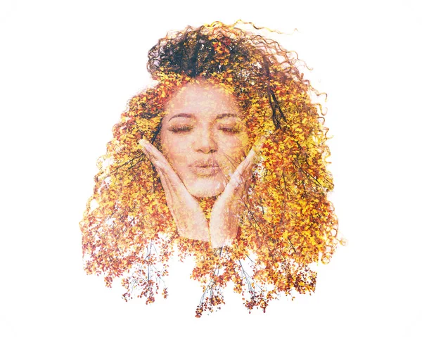 Dupla expozíció a szép nő, ami a csók és őszi színes levelek — Stock Fotó