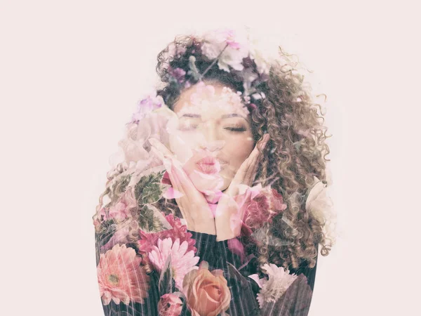 Dvojitá expozice ženy dávat pusu a krásné květiny — Stock fotografie