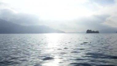 Su dalgaları İtalyan göl kenarında güzel ve rahatlatıcı görünümünü