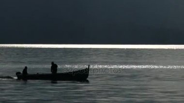 Güzel tekne siluet su üzerinde sürüklenen