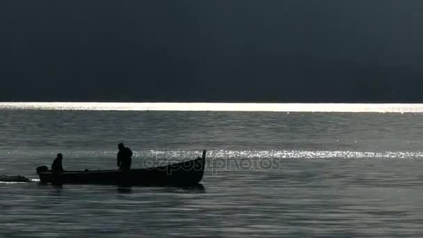 漂流在水面上的美丽的小船剪影 — 图库视频影像
