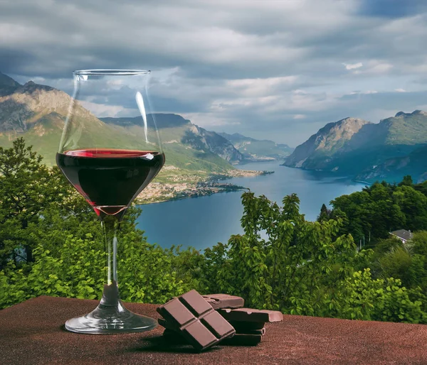 Copa de vino tinto con chocolate y hermosa vista lakescape — Foto de Stock